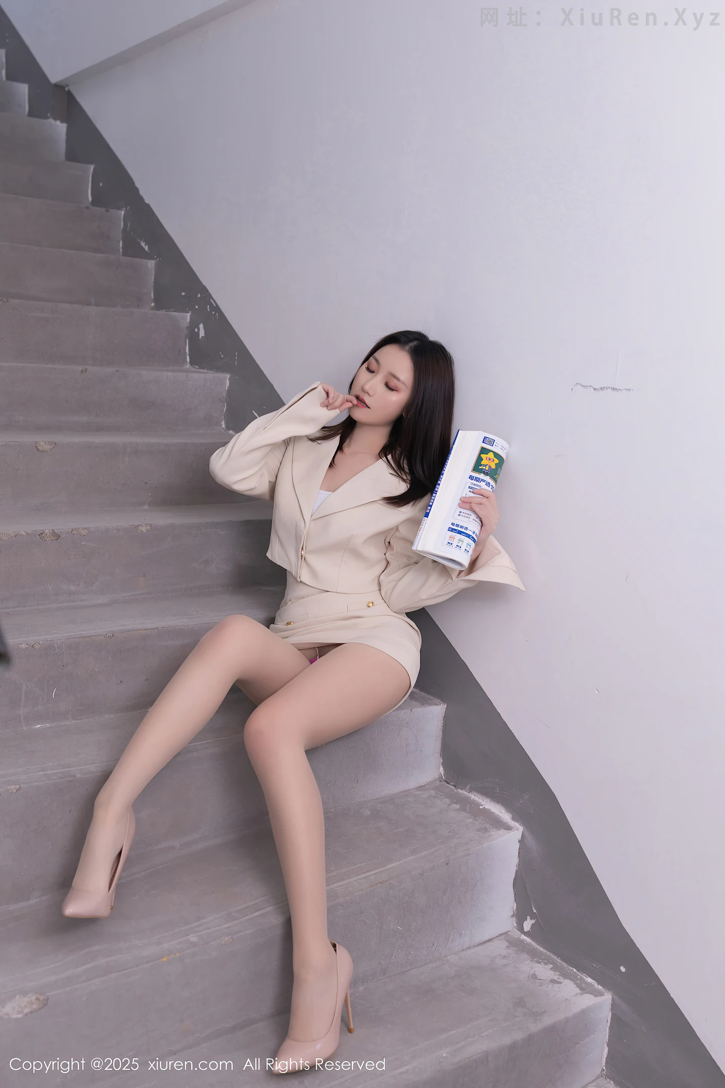 图片[5]-[XiuRen秀人网] VOL.10428 模特杏子Yada性感浅色短裙露超薄肉丝秀曼妙身姿迷人诱惑写真60P-秀人网官方网站